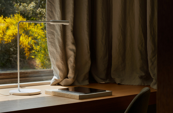 Flo Desk Lumina